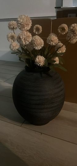 Black vase stems