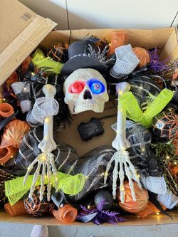 26” Pre-Lit Halloween Wreath – Skeleton($35 if picked up by Sunday)