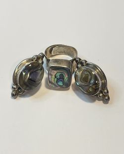 A set of 925 sterling silver earrings and a ring (one size fits all)