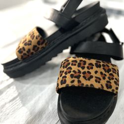 LIKE NEW - Daisy Fuentes Platform Sandals Cheetah Print