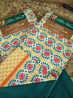 Brand new set of 4 Pioneer woman kitchen towels. Gorgeous for