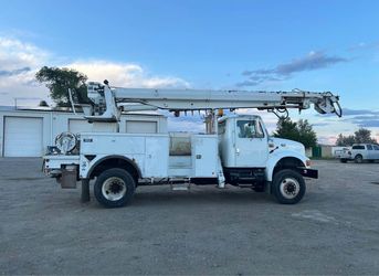 2001 International Digger Derrick