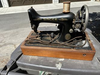 Vintage portable Singer sewing machine 1930's