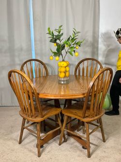 Round Kitchen Dining Table & 4 Windsor Chairs