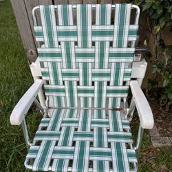 Wide seat, webbed folding chair, little bit of rust, but doesn’t affect its functionality. See picture.