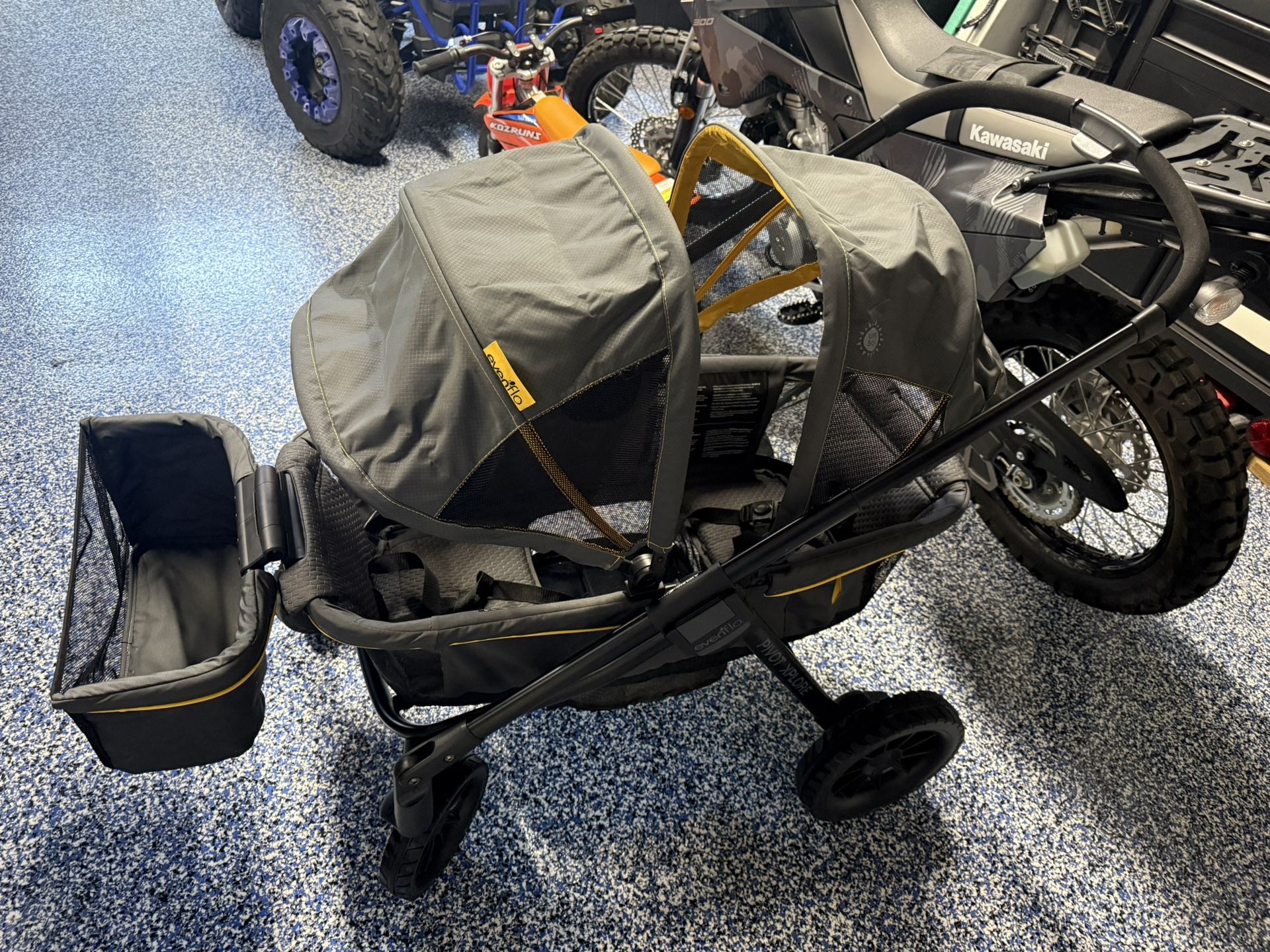Evenflo Pivot Wagon Stroller