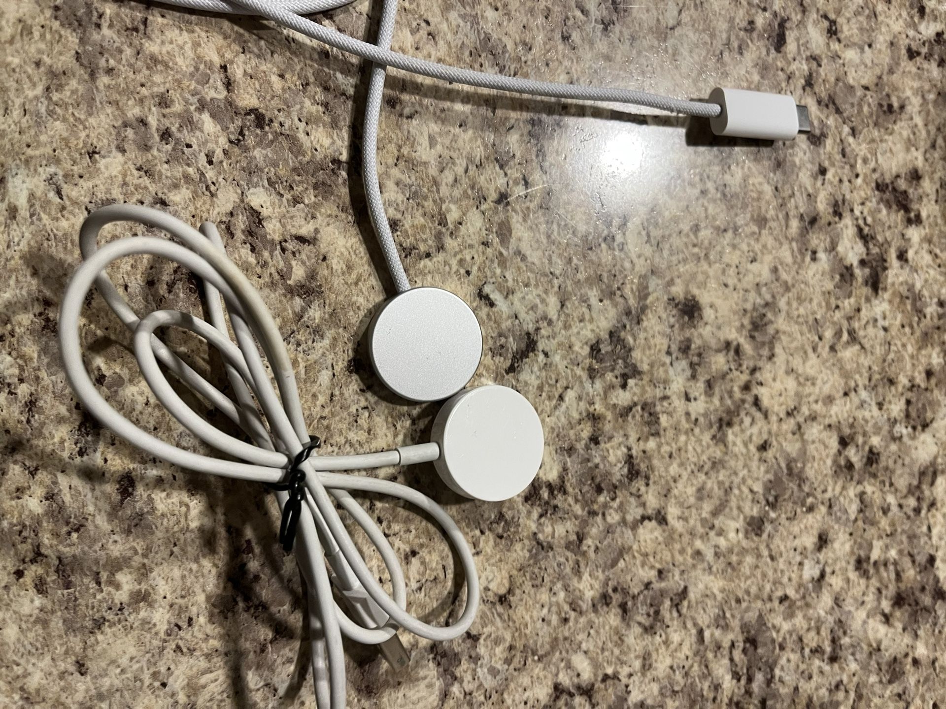 2 Apple Watch, magnetic chargers