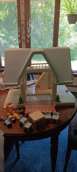 Little tikes vitage blue roof dollhouse , with some accessories. Pick up only