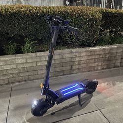 Ausom L2 Max Dual Motor Electric Scooter PLUS Motorcycle Helmet