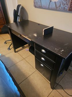 BROWN WOOD DESK. **NEED GONE TODAY**