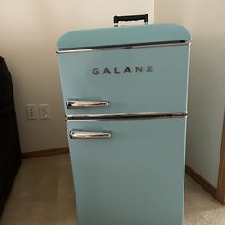 20 in. 3.1 cu. ft. Retro Top Freezer Refrigerator, Bebop Blue, Energy Star