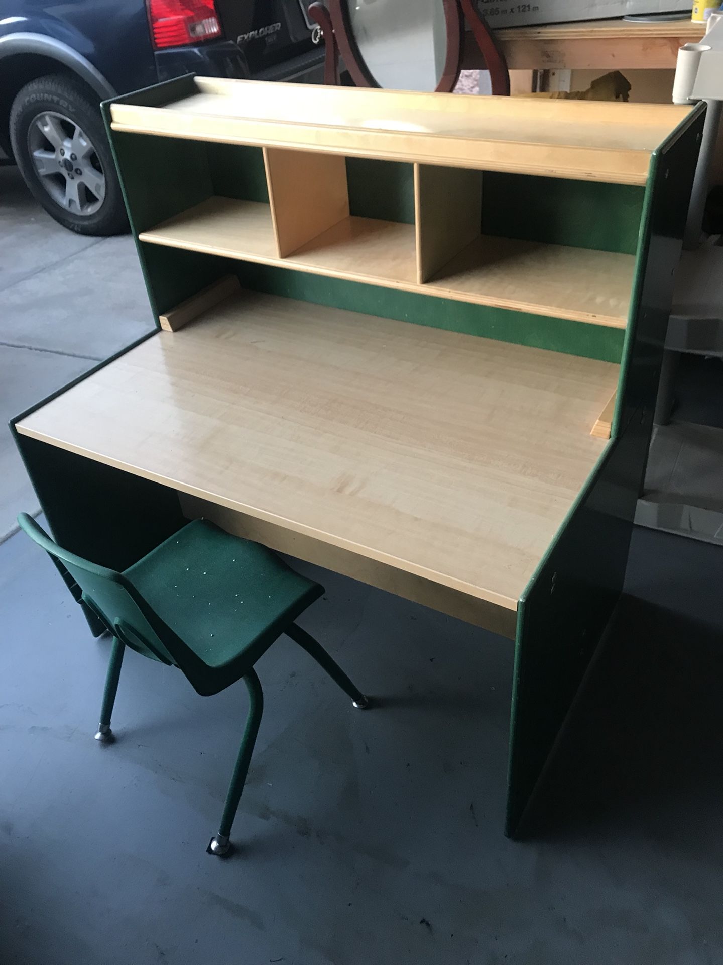 Kids desk with chair very good condition
