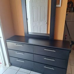 Dresser With Mirror 