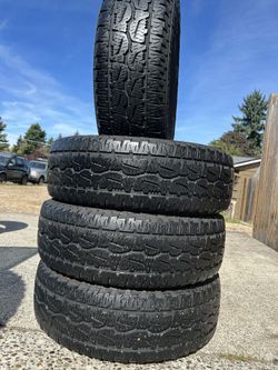 Set of 4 tires used 265/70/R17 BRIDGESTONE DUELER