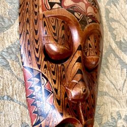 Decorative African wall art wood mask H12.5xL7xD2.5 inch Lbs 0.7 Hand carved & painted wood mask Gorgeous wall art in excellent like new condition  It