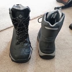COLUMBIA WATERPROOF TECHLITE BOOTS  NEW $20.    11.5