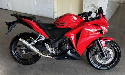 2013 Honda CBR250 R Sportbike Motorcycle