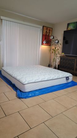 VERY NICE KING SIZE SERTA PERFECT SLEEPER MATTRESS FOR SALE! IN GREAT CONDITION, FREE DELIVERY