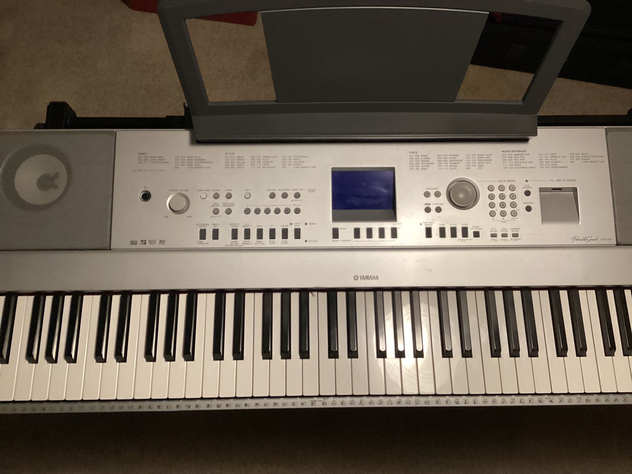 Yamaha DGX 640 Portable grand
