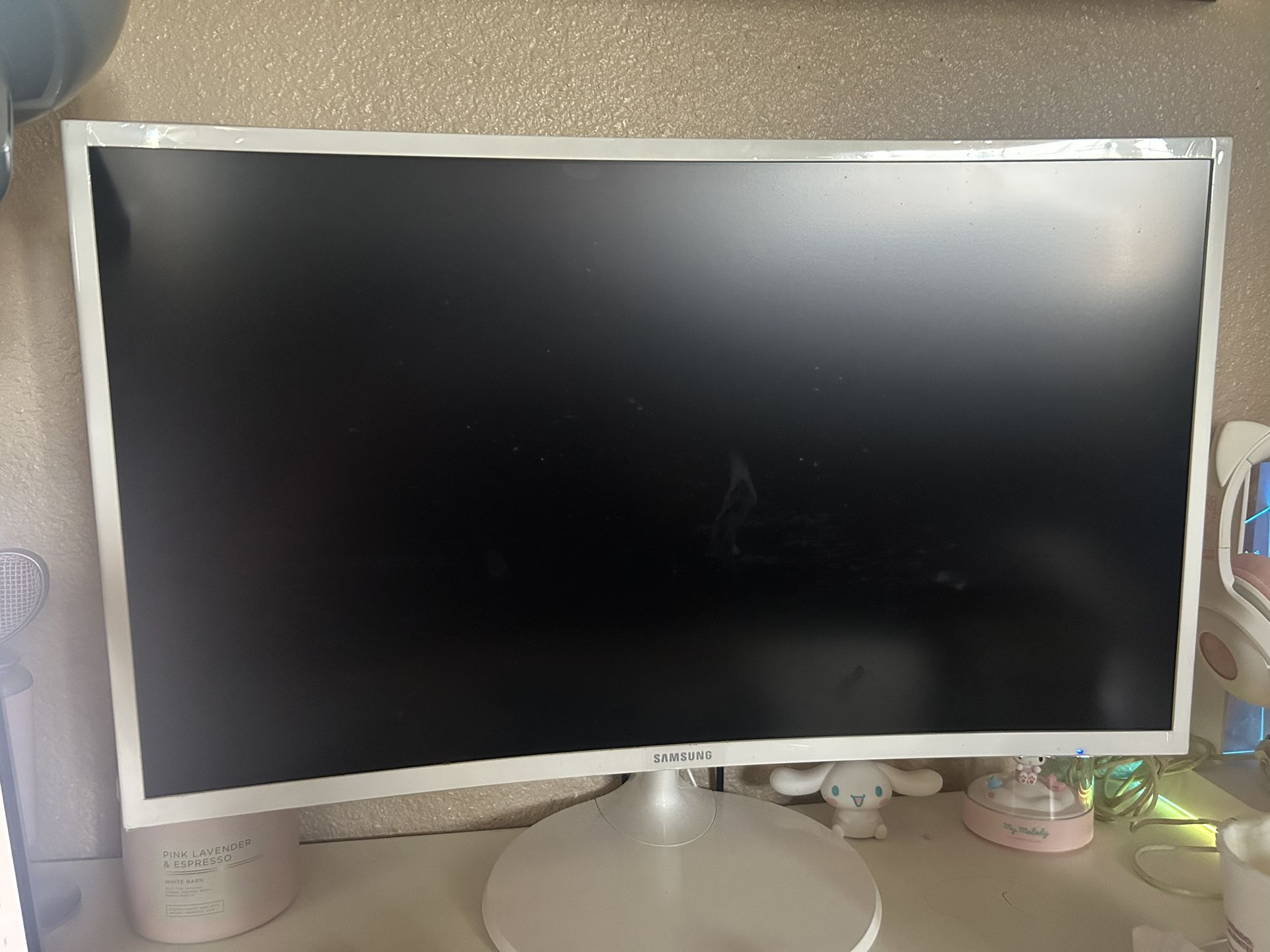 SAMSUNG 27inch curved monitor white with strawberry keyboard and mouse. pink setup