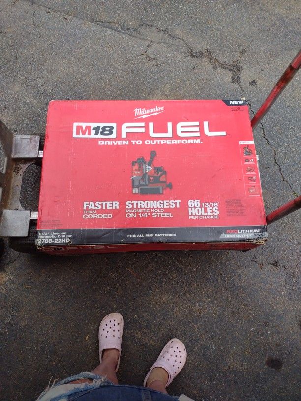 Milwaukee Lineman Magnetic Drill Kit