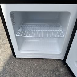 Box 1.2 Cu Upright Freezer Free Local Delivery/30 Day Warranty