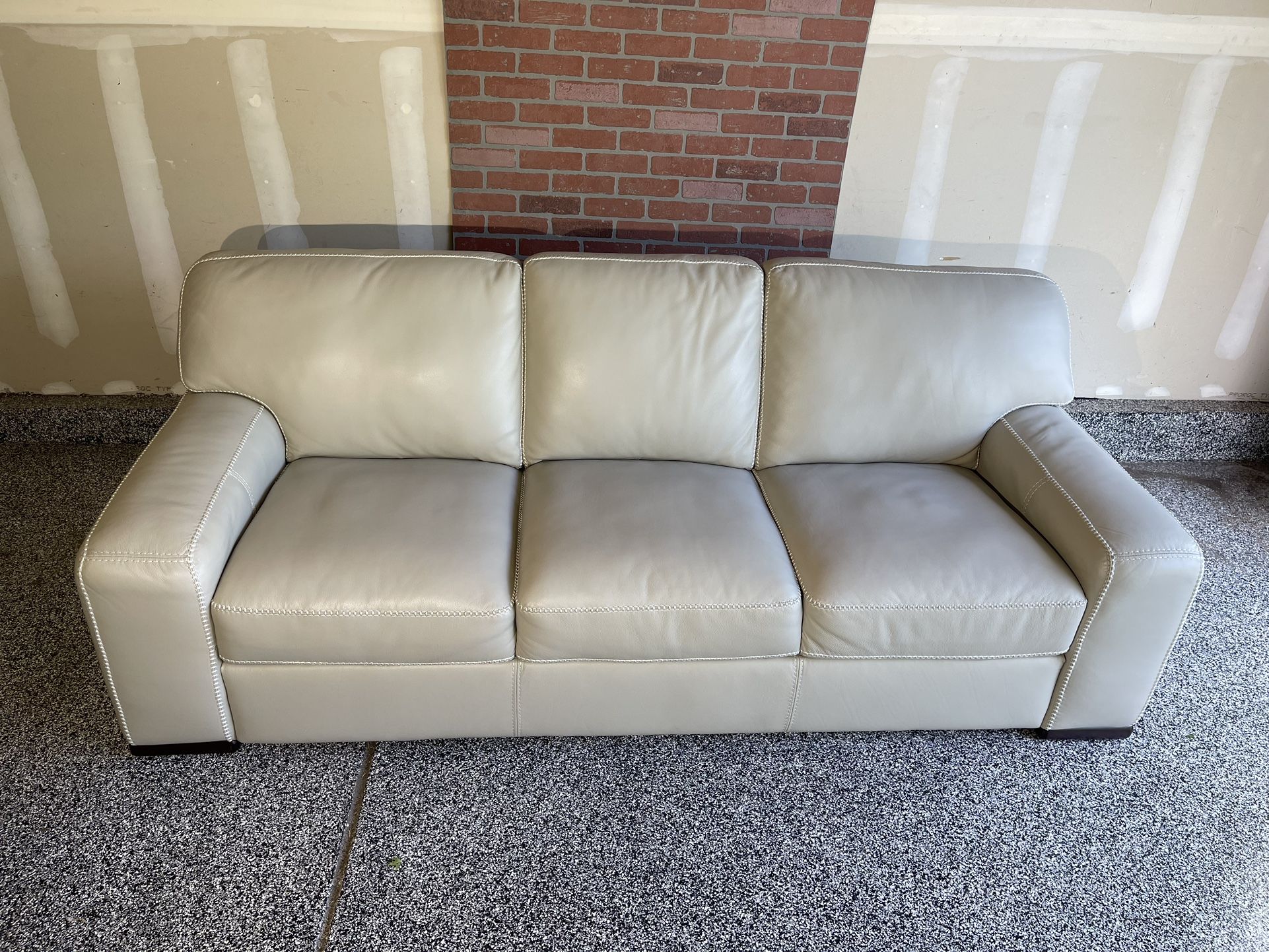 FREE DELIVERY ‼️ Buckley Leather Sofa