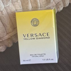 NEW & SEALED " VERSACE YELLOW DIAMOND WOMAN'S 1.O OZ. SPRAY 30$