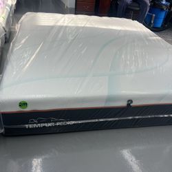 CALIFORNIA KING SIZE TEMPURPEDIC LUXEADAPT (FIRM) MATTRESS & BOX SPRINGS BED SET