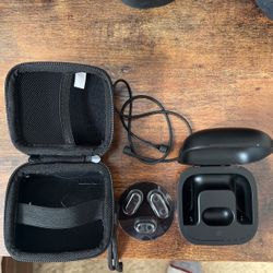 Powerbeats Pro Charging Case + Accesories