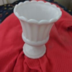 Vintage. Milk Glass Or Porcelain  Vase 6 inches Tall. Very Good Condi.   No Dents.    