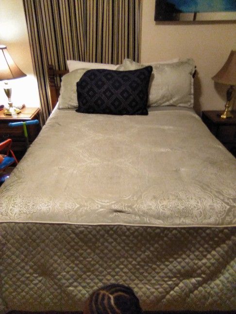 Full Size Bed With 2 Matching Night Stands - Dresser