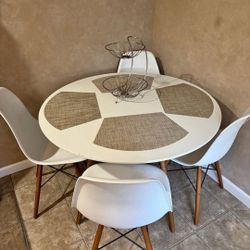 Like New Dining Set W 4 Chairs 