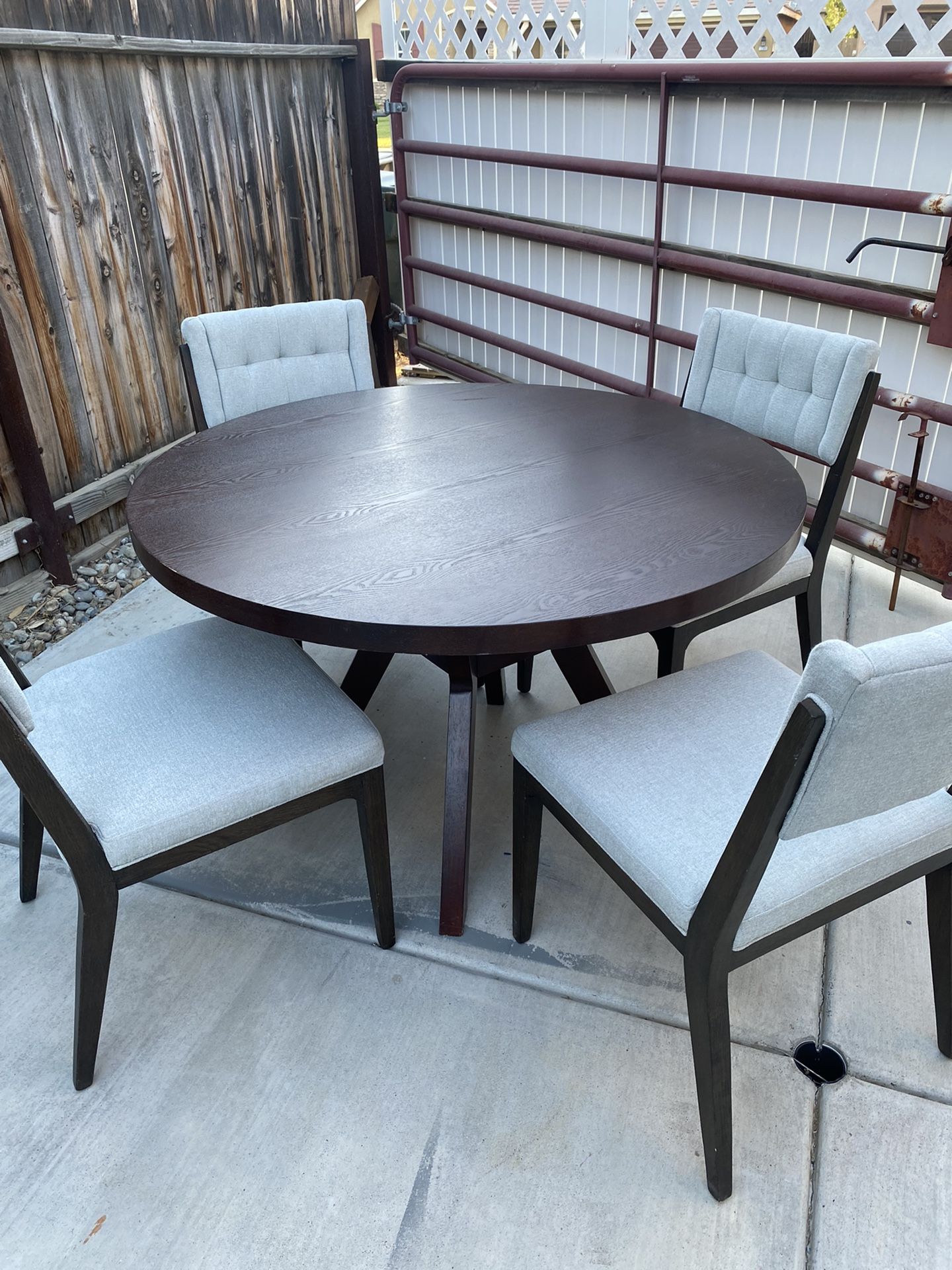 Round Table And Chairs
