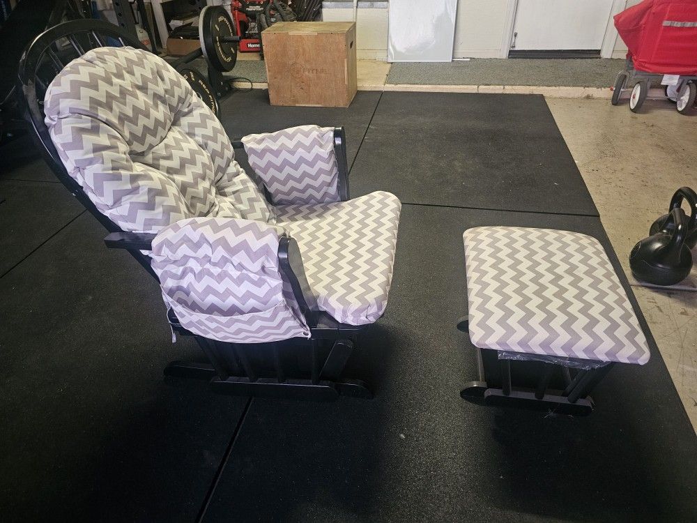 ROCKING CHAIR WITH FOOT STOOL
