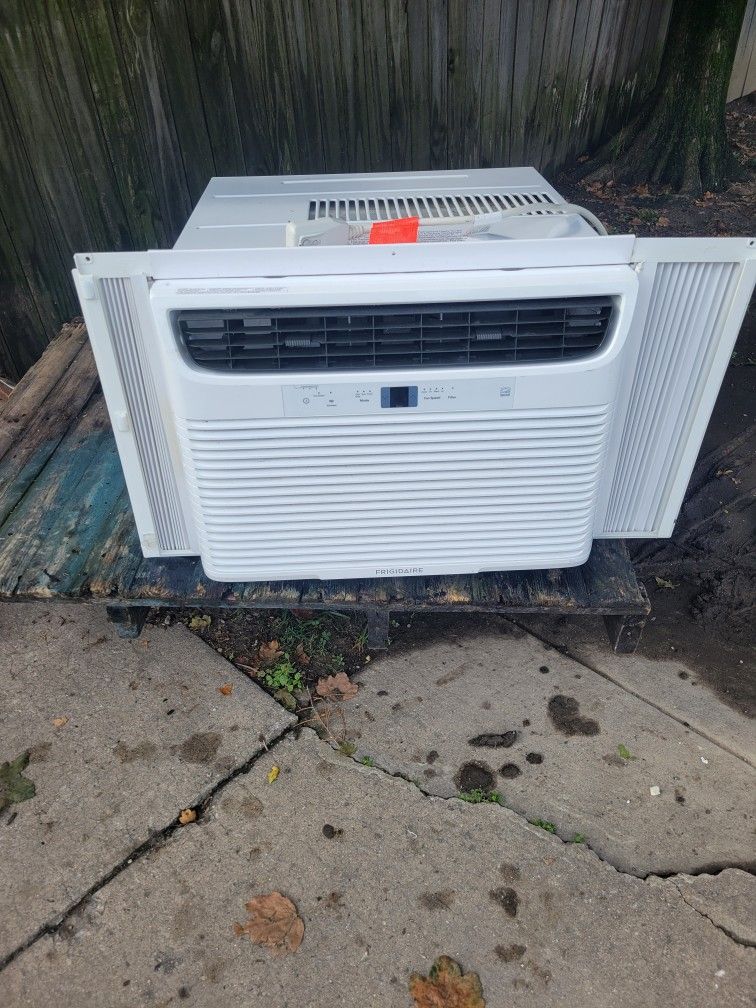 Frigidaire 18000 BTU Air Conditioner