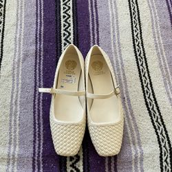 women's flat shoes cream color