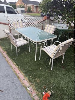 Patio table with 4 chairs;