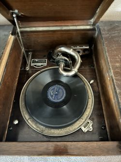 1904 Crank Record Player.