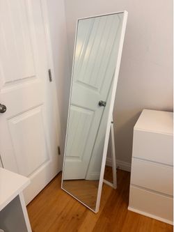 Stand up mirror adjustable feet