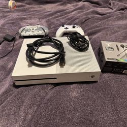 Xbox One S + Accessories