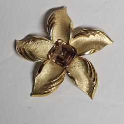 Crown Trifari Floral Gold Tone Brooch With Topaz Center 