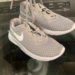Girls Nike Shoe 11.5