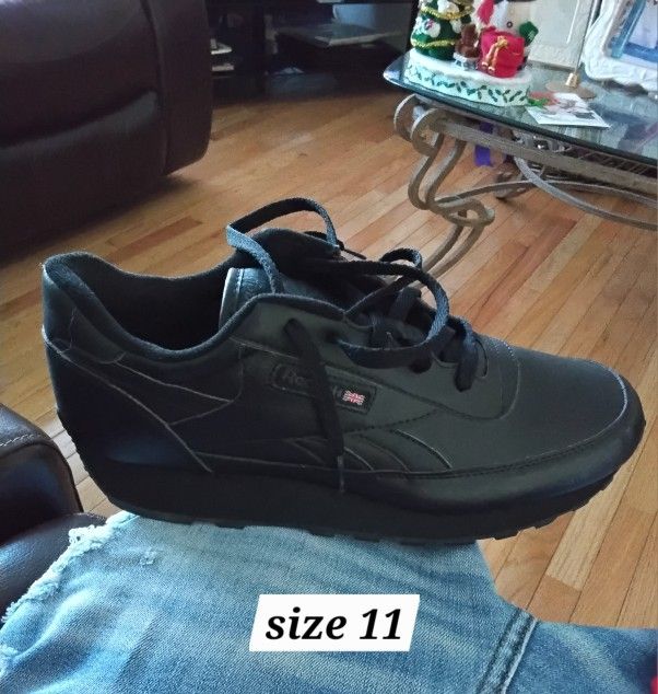 Mens Reebok Renaissance Size 11 (Run Small)