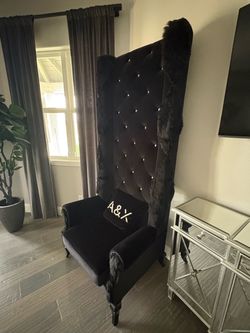 Black tufted chair
