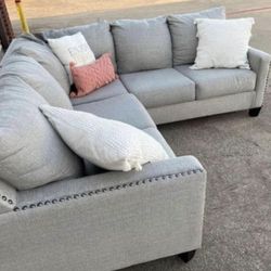 Light Gray L Shape Sectional (Free Delivery)!🚚
