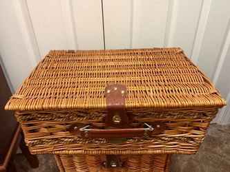 Sutherland Vintage Wicker Picnic Basket with Tartan Plaid Lining (18" x 11.25" x 7.5")