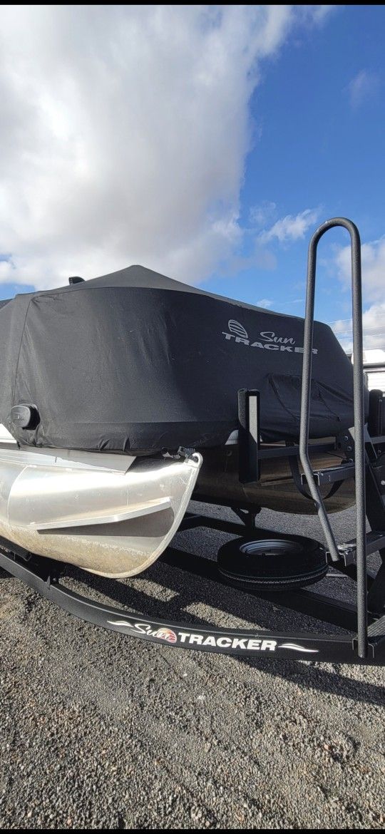 2023 18LX Deluxe Pontoon