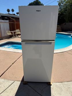 Small refrigerator for apartment or garage