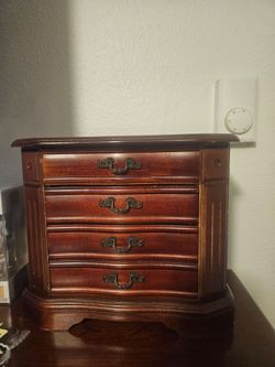 Small vintage jewelry box